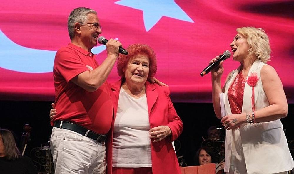 Selda Bağcan Kemer'de Cumhuriyet için Sahne Aldı