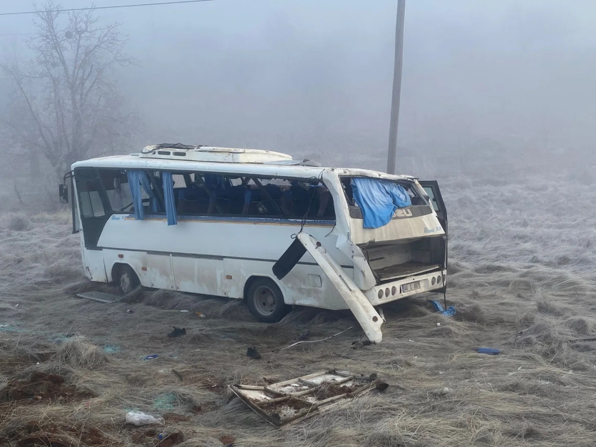 Doğanşehir'de Servis Aracı Devrildi: 17 Kişi Yaralandı