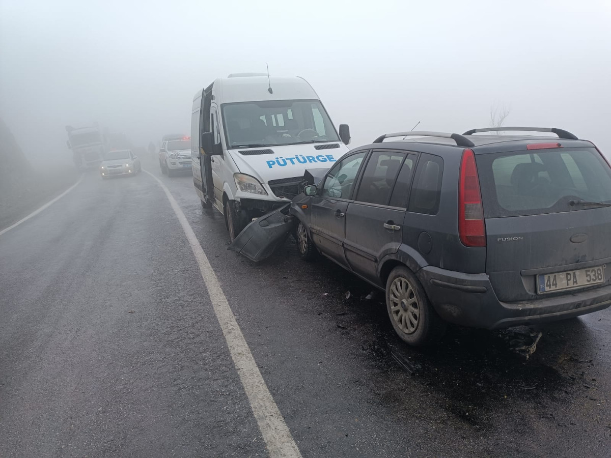 Pütürge'de Minibüs  Otomobille Çarpıştı