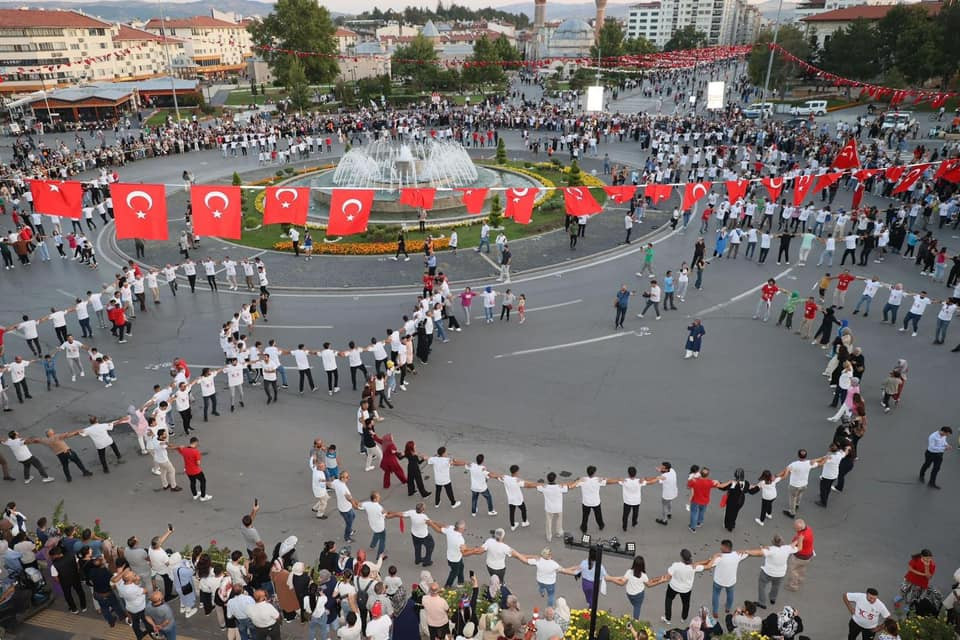 Sivas'ta Bin 58 Kişi Sivas Ağırlama Halayı Çekildi